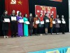 Bà Nguyễn Thị Phước Hoà, Trưởng phòng GD&ĐT huyện Triệu Phong trao thưởng cho các GVCNG đạt thành tích cao