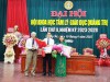 Phó Chủ tịch Hội KHTL-GD Việt Nam Nguyễn Tùng Lâm tặng bằng khen cho Hội KHTL-GD Quảng Trị và Chủ tịch Hội KHTL-GD Quảng Trị Lê Thị Xuân Liên - Ảnh: Tú Linh