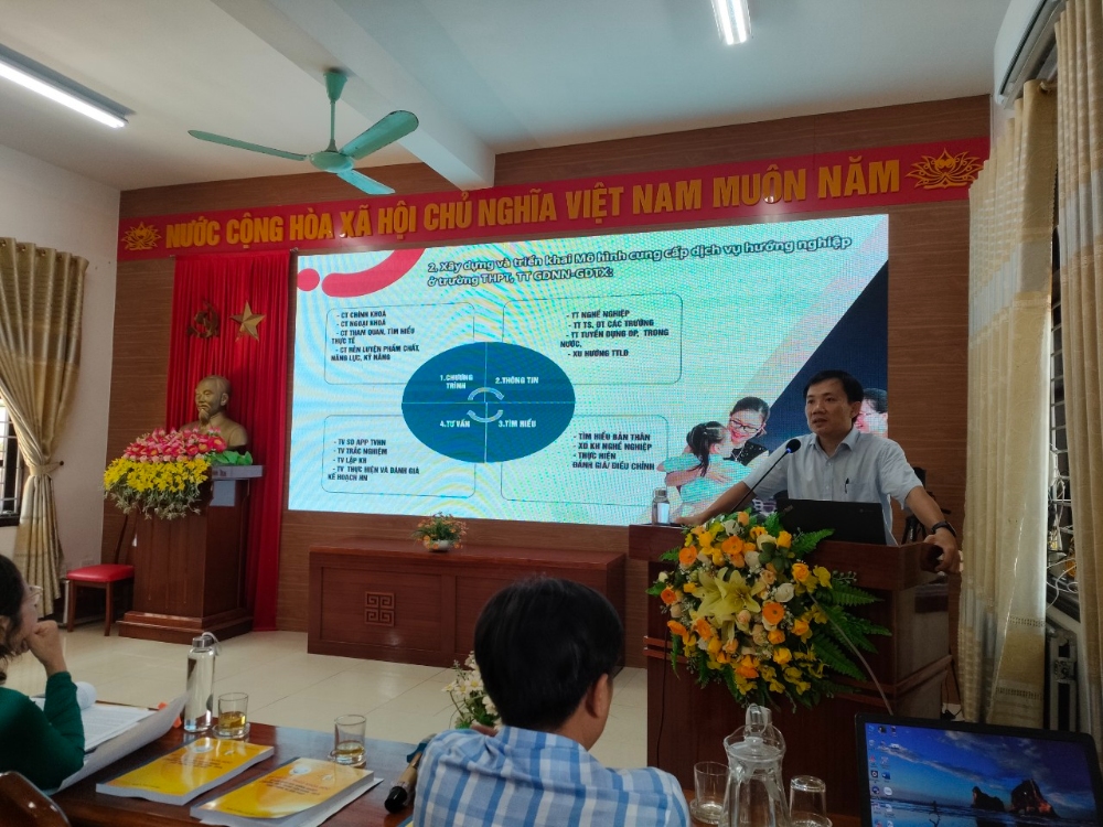 ÔNG NGUYỄN PHONG   NHÓM ĐỀ TÀI NCKH chia sẻ về app tư vấn HN