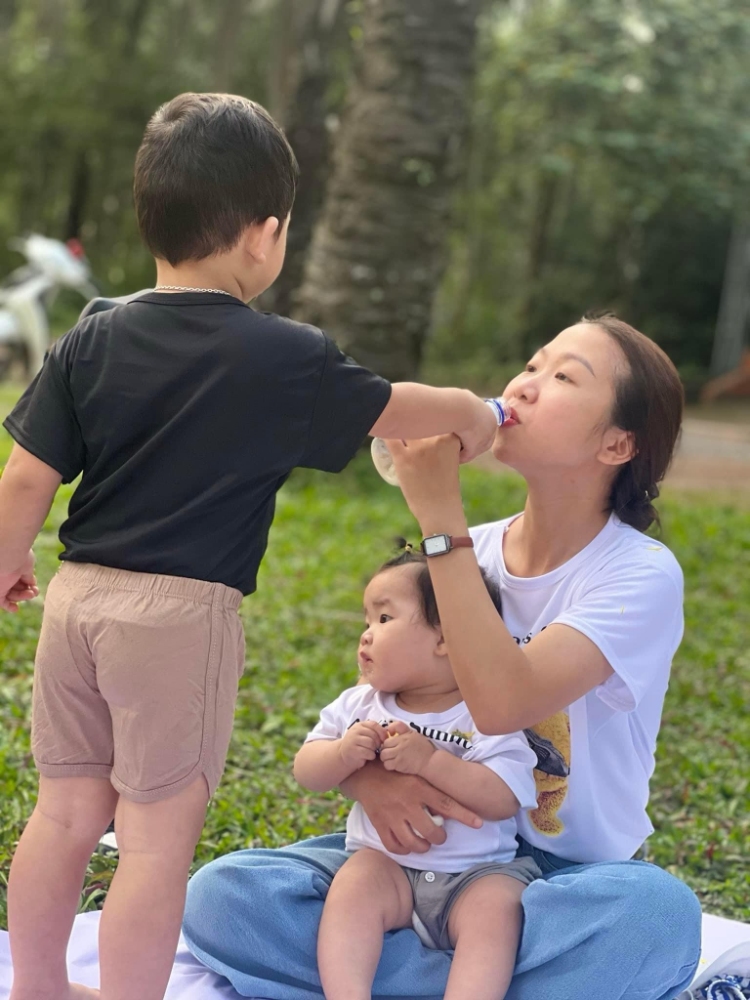 Con mời mẹ uống nước