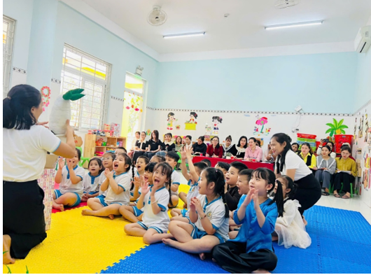 Đoàn sv thực tập tại trường MN Phường 4 dự giờ tiết dạy mẫu.