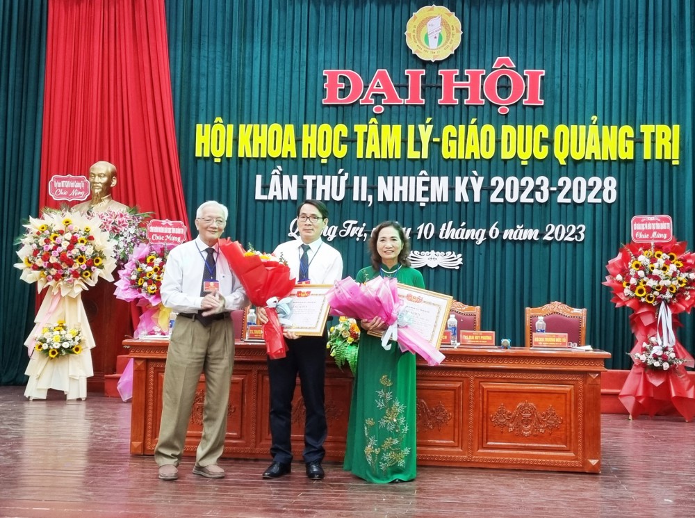 Phó Chủ tịch Hội KHTL-GD Việt Nam Nguyễn Tùng Lâm tặng bằng khen cho Hội KHTL-GD Quảng Trị và Chủ tịch Hội KHTL-GD Quảng Trị Lê Thị Xuân Liên - Ảnh: Tú Linh