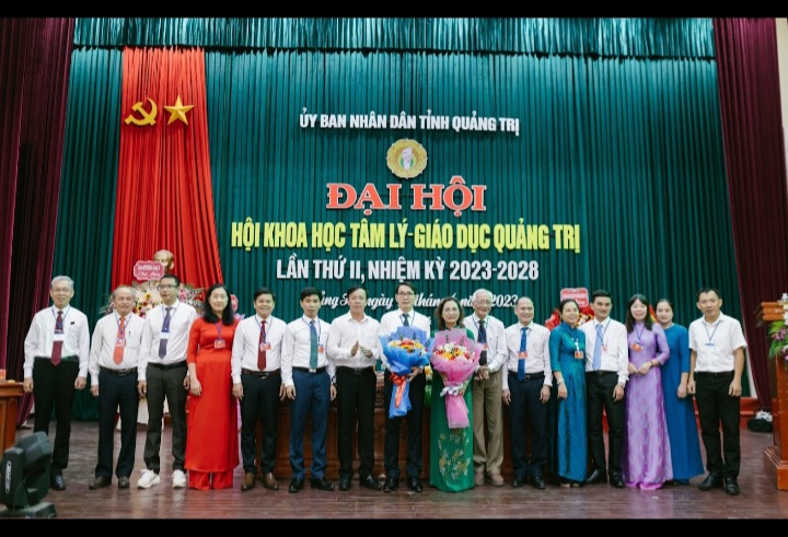 Phó Chủ tịch Hội KHTL-GD Việt Nam Nguyễn Tùng Lâm tặng bằng khen cho Hội KHTL-GD Quảng Trị và Chủ tịch Hội KHTL-GD Quảng Trị Lê Thị Xuân Liên