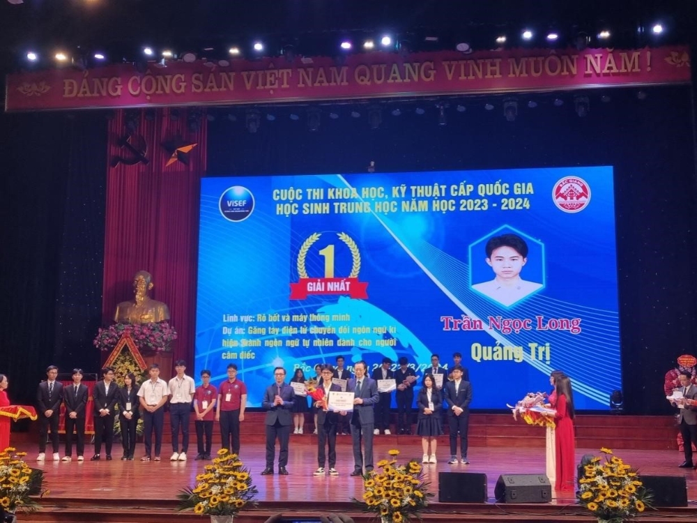 Dự án “Găng tay chuyển đổi ngôn ngữ ký hiệu thành ngôn ngữ tự nhiên dành cho người câm điếc” của em Trần Ngọc Long, lớp 11 chuyên Lý trường THPT chuyên Lê Quý Đôn đã đạt giải nhất Cuộc thi Khoa học kỹ thuật cấp quốc gia và được tham gia vòng thi chọn dự án tham dự Cuộc thi Khoa học kỹ thuật cấp quốc tế được tổ chức tại Hoa Kỳ vào tháng 5 năm 2024.