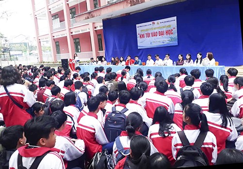 Học sinh lớp 11 và 12 Trường THPT Chuyên Lê Quý Đôn tham gia buổi tư vấn định hướng chọn ngành, chọn nghề