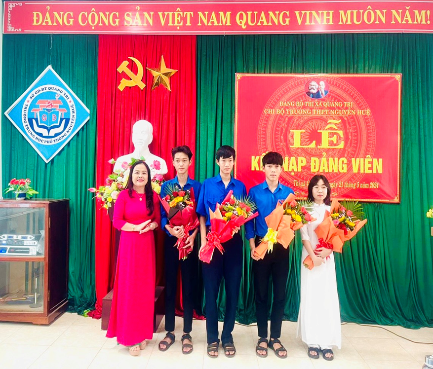 GIÁO DỤC LÝ TƯỞNG CÁCH MẠNG CHO THẾ HỆ TRẺ QUA VIỆC KẾT NẠP ĐẢNG VIÊN TUỔI 18 Ở TRƯỜNG THPT NGUYỄN HUỆ