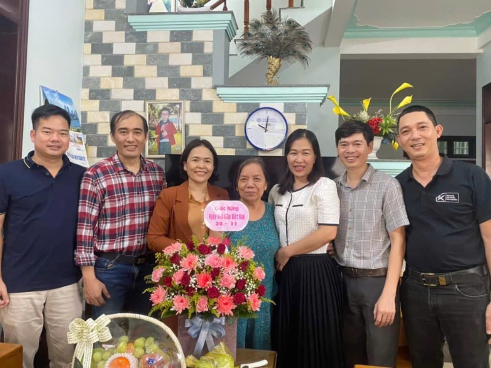 Học trò các thế hệ về thăm cô Võ Thị Cam