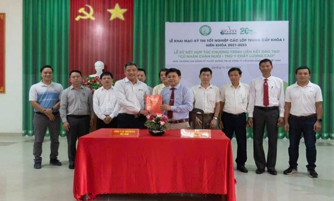 GIẢI PHÁP TĂNG CƯỜNG HỢP TÁC GIỮA NHÀ TRƯỜNG VÀ DOANH NGHIỆP TRONG ĐÀO TẠO NGHỀ VÀ GIẢI QUYẾT VIỆC LÀM CHO HỌC SINH, SINH VIÊN