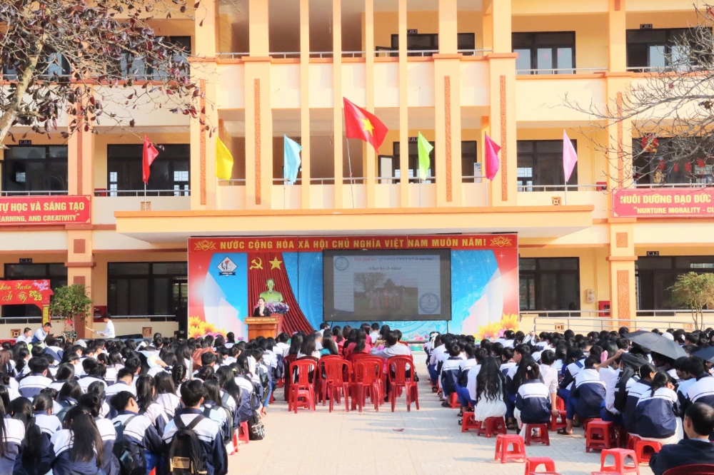 Trường THPT Hướng Hóa đã phối hợp với Trường Cao đẳng y tế Quảng Trị tổ chức buổi tuyên truyền sức khoẻ sinh sản vị thành niên và giáo dục giới tính năm 2024-2025