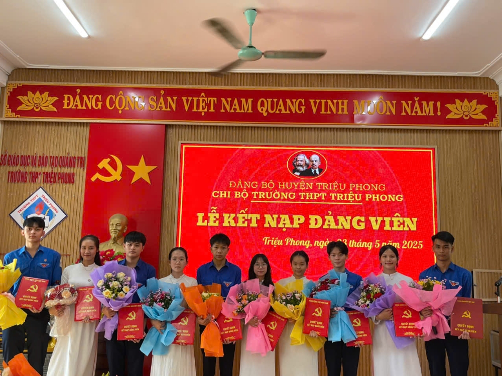 KẾT NẠP 10 ĐẢNG VIÊN TUỔI 18 Ở TRƯỜNG THPT TRIỆU PHONG
