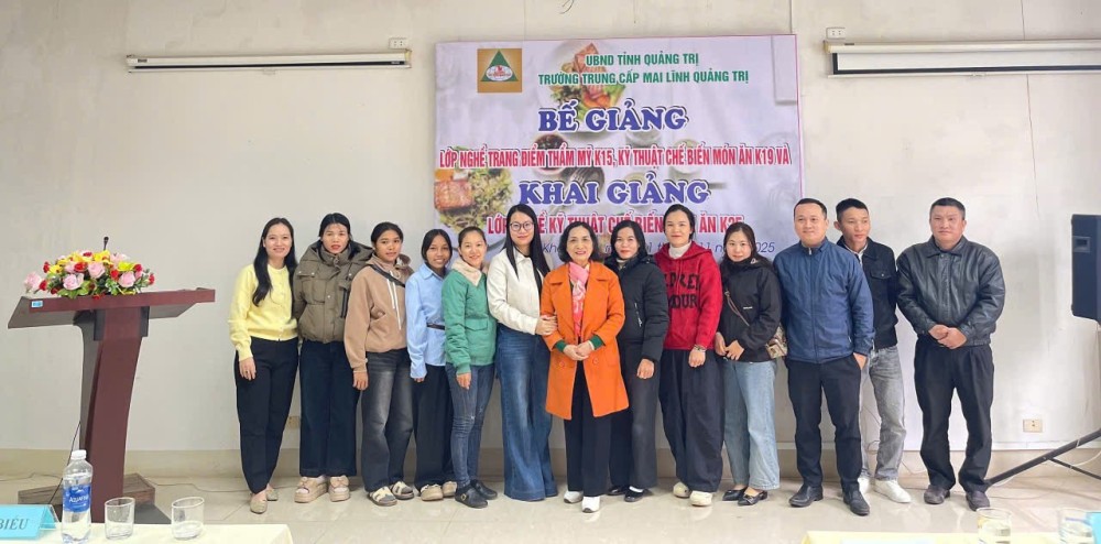 TS. Lê Thị Xuân Liên – Hiệu trưởng nhà trường trao chứng chỉ nghề Kỹ thuật chế biến món ăn cho học viên