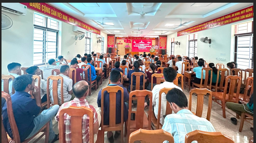 Học viên tham dự Hội nghị tập huấn theo dõi chuyên đề do Luật gia Nguyễn Hữu Long trình bày tại Hội trường UBND xã Trường Sơn.